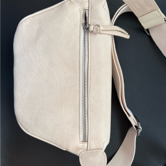Wrangler Cream Crossbody Bag with Minimalist Design - Picture 6 of 8